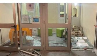 Genova, i vandali entrano di notte nella scuola occupata: devastazioni a colpi di spranghe e svastiche sui muri