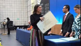 Si laurea indossando tutte le cravatte del papà: il commovente gesto della studentessa per sentire vicino il genitore scomparso