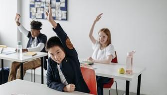 Quando la pagella la fa il passaporto: studenti stranieri in ritardo di due anni rispetto agli italiani