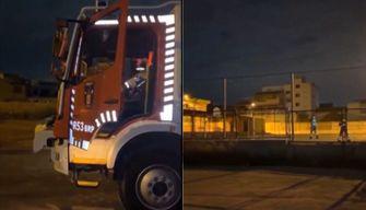 'Tanti auguri a te', dagli altoparlanti della scuola la canzone di compleanno suona in loop per tutta la notte