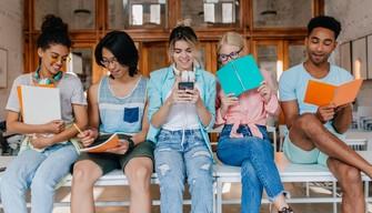 Ragazzi sempre più soli e connessi: i dati del nuovo Atlante di Save the Children