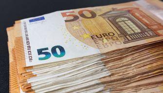 Studente trovato con 35mila euro falsi in casa, l'avvocato lo difende: ‘Sfida social tra amici per chi li stampa meglio’