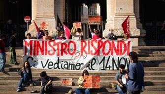 Smartphone vietati a scuola, gli studenti scrivono la loro contro-circolare: cosa c'è scritto