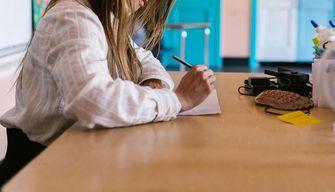 Maestra per cinque anni, ma non aveva il diploma: dopo la denuncia dovrà restituire quasi 100 mila euro