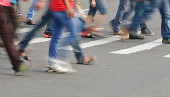 La Slovacchia introduce il limite di velocità per i pedoni: davvero si potrà camminare al massimo a 6 km/h?