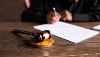 L'amicizia prof-alunni è rischiosa: docente licenziato a causa del rapporto 'confidenziale' con una sua studentessa