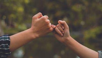 Perché si promette con il mignolo? Le origini dell’usanza