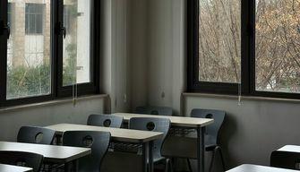 La prof gli chiede 'Come stai?', l'alunno le sferra un pungo in faccia: l'inspiegabile gesto alla presenza del genitore