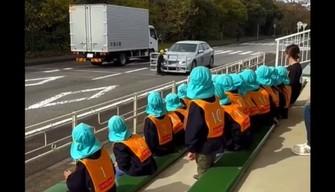 Educazione stradale a scuola, in Giappone si fa facendo assistere i bambini agli incidenti