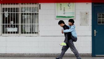 Non può camminare, l'amico lo porta a scuola per 3 anni sulle spalle