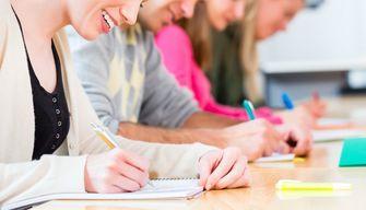 Non è vero che gli studenti di oggi scrivono peggio: la risposta nei temi di Maturità degli ultimi 50 anni