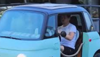 Da 300 a 45 km/h: lo "shock" dei fan nel vedere Verstappen sulla Fiat più piccola di sempre