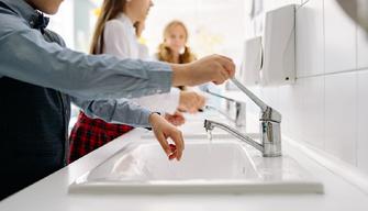 Bagni rotti e scuola chiusa, ma accanto c'è un plesso nuovo (e inaccessibile): le mamme occupano l'istituto