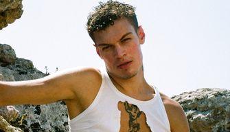 Niente Sanremo, ora la sfida è il diploma: Blanco torna sui banchi e si innamora del Latino