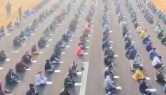 Più di 8mila partecipanti per il concorso, l'esame si svolge sulla pista dell'aeroporto: il video è virale