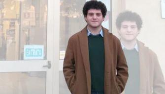 A 20 anni è già insegnante di ruolo, la storia di Cristian: 'I ragazzi hanno fiducia in me e io mi sento vicino a loro'