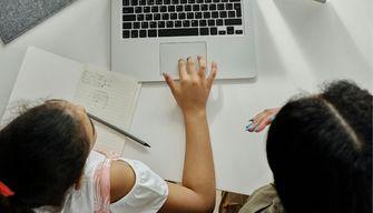 Homeschooling, fino a 1.700 euro di bonus per le famiglie che vogliono istruire i figli da soli: la proposta