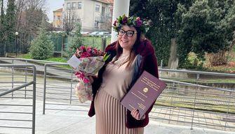 “Con la valigia per il parto in auto": Daniela sfida il tempo e si laurea al 9° mese. La dedica al figlio è commovente