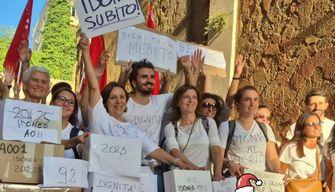 La letterina di Natale dei prof precari al ministro Valditara: 'Non possiamo essere trattati come tappabuchi'