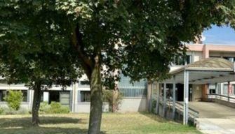 La lite tra le mamme fuori scuola finisce in rissa, una delle due finisce in ospedale: i motivi dello scontro