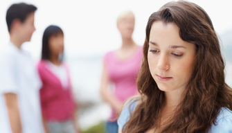 La solitudine in compagnia: quando stare con gli amici non ci basta più