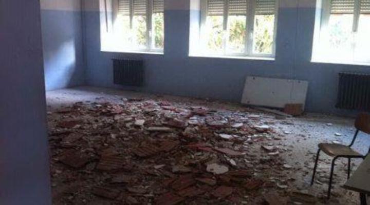 Crolla soffitto a scuola: tragedia sfiorata