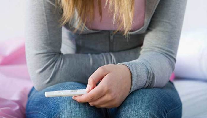 Film choc contro l'aborto in classe, prof sospeso