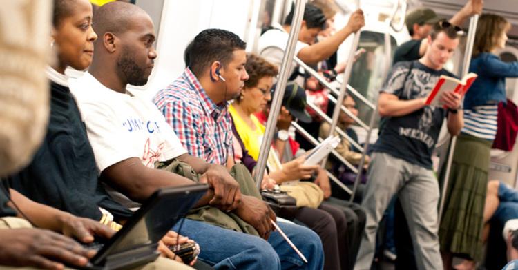 Gli 8 tipi di persone fastidiose che incontri sui mezzi pubblici