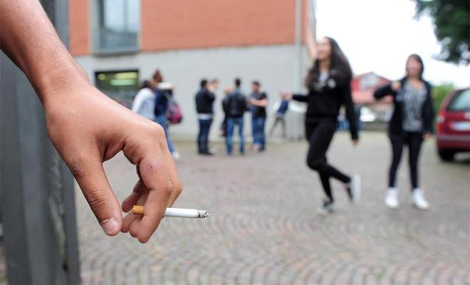 Divieto di fumo a scuola? Sì, ma ce ne freghiamo