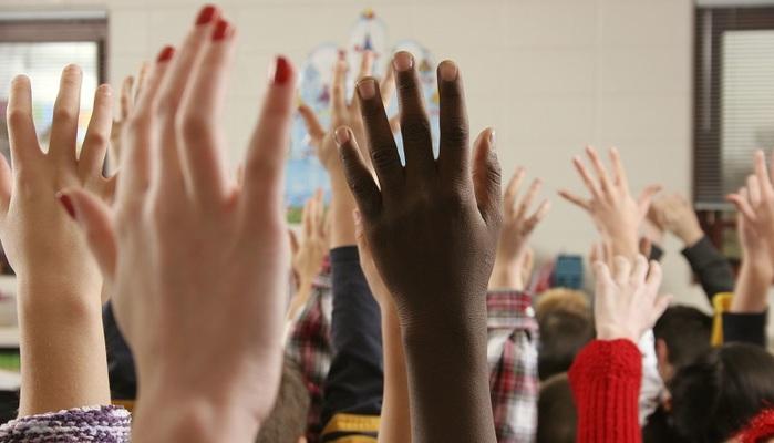 Interrogazioni per alzata di mano? Metodo sbagliato: la scuola lo vieta