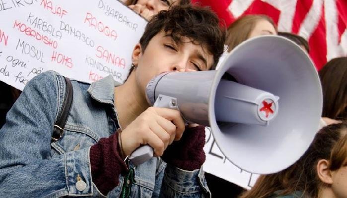 Si può andare in bagno solo a orari prestabiliti, studenti in protesta