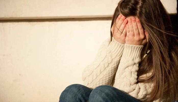 Ragazza picchiata fuori scuola, nessuno la aiuta: il video shock virale su FB