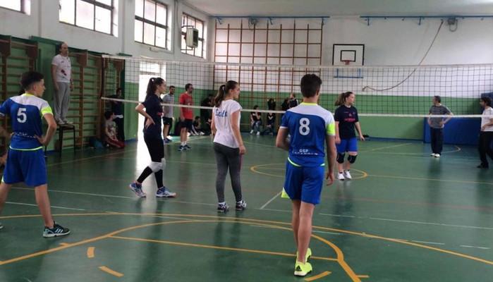 Ora di educazione fisica? Via piercing, spille e unghie ricostruite