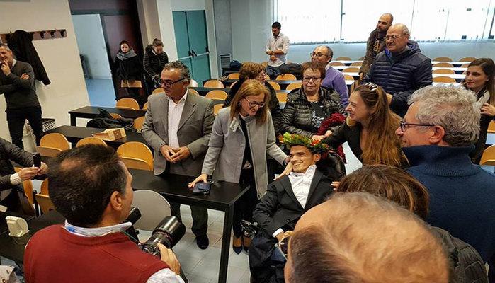 Si laurea in Ingegneria e discute la tesi "con gli occhi"