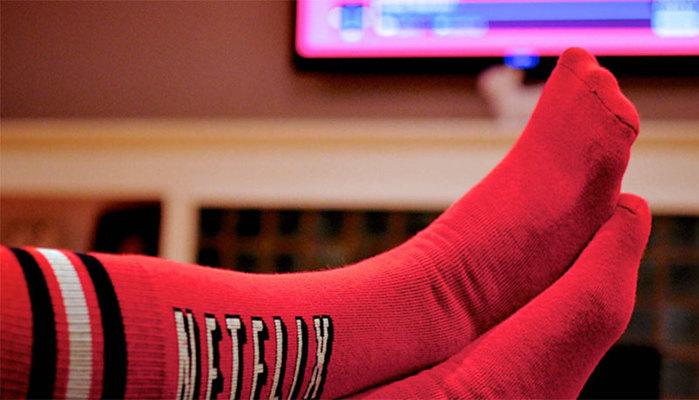 Netflix e i calzini che mettono in pausa le serie tv se ti addormenti