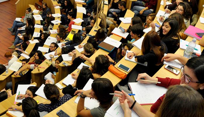 Università, copioni 2.0: usavano WhatsApp e kit tecnologico agli esami