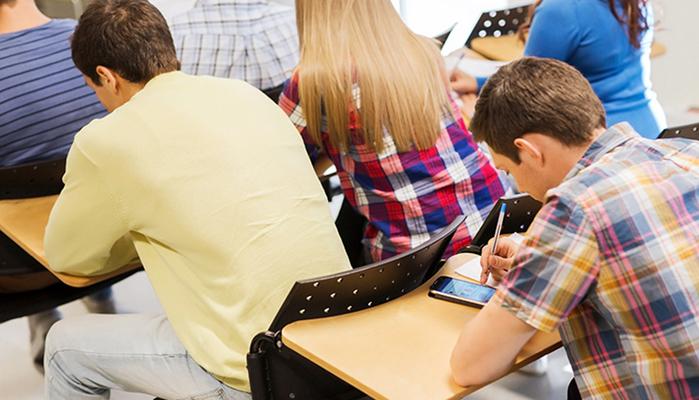 Sorpreso alla Maturità con lo smartphone: fa ricorso e viene promosso
