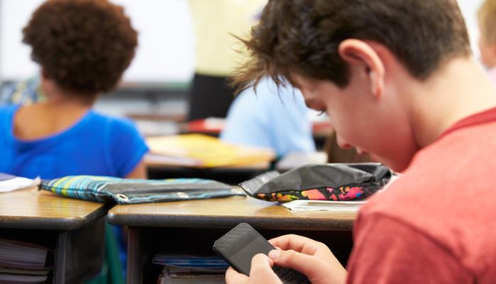 Smartphone in classe, dov'è la novità? Lo usiamo già (anche per chattare)
