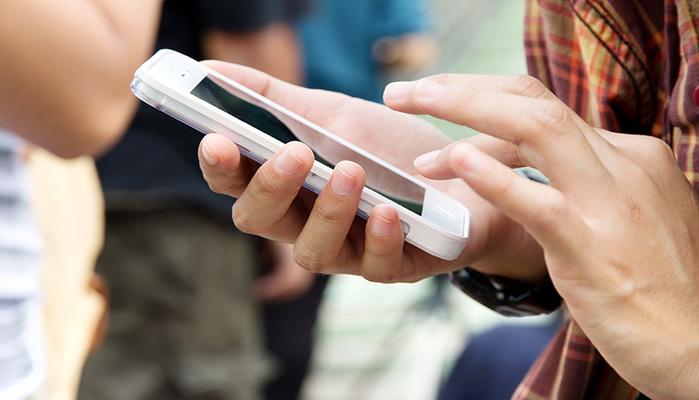 Non sbloccate quello smartphone: nelle chat di 1 ragazzo su 3 c’è materiale “forte”