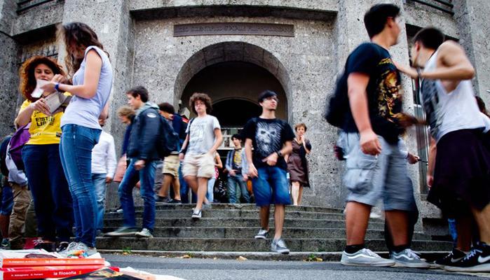 Primo giorno di scuola assurdo per questi studenti: ecco perché
