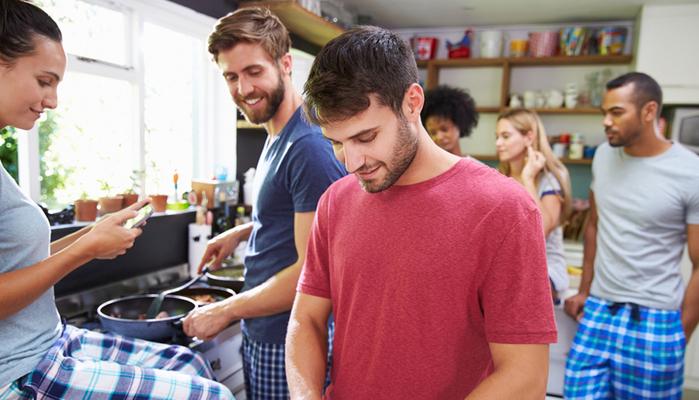 Universitario si assenta da casa, il coinquilino gli svuota la stanza