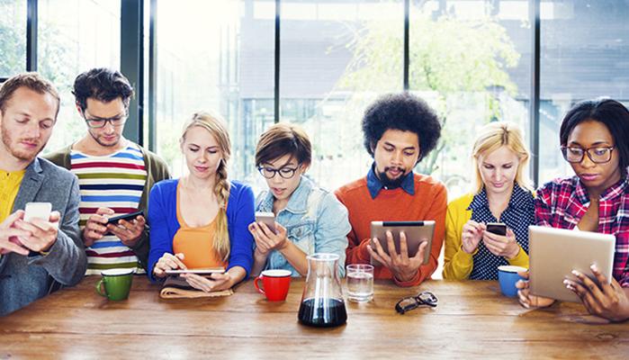 Giovani e tecnologia, il 40% controlla lo smartphone ogni 10 minuti