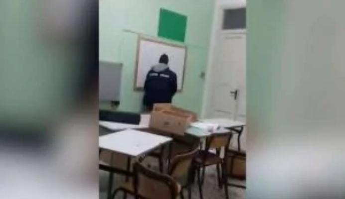 Occupazione a Pisa, scuola devastata: studente fa pipì sul muro della classe - VIDEO