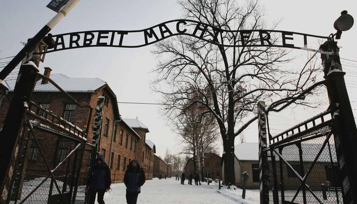 Giorno della Memoria, gli studenti hanno "dimenticato": Auschwitz? È in Germania. Liliana Segre? Il ministro dell’Istruzione