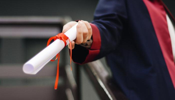 Si laurea a distanza con un messaggio su WhatsApp