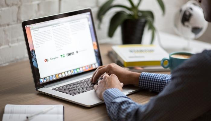 Le 10 cose che non devono mancare sulla scrivania di un universitario