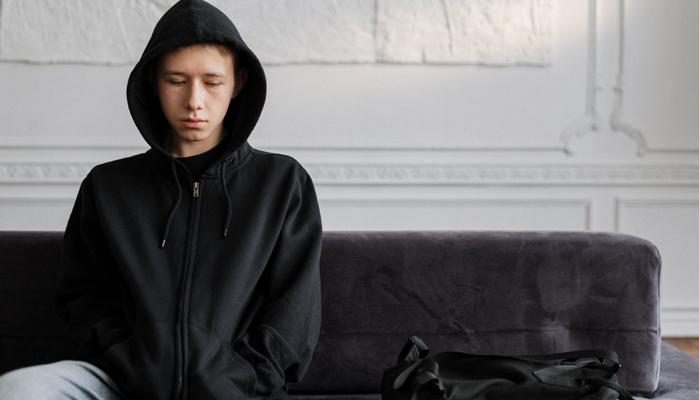 Si lancia nel vuoto a 11 anni: l'ombra della challenge mortale dietro il gesto