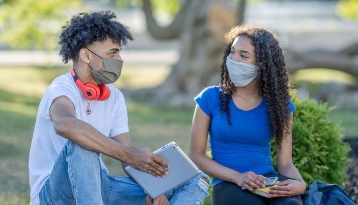 Mascherine anche all'entrata e uscita da scuola: in arrivo l'ordinanza