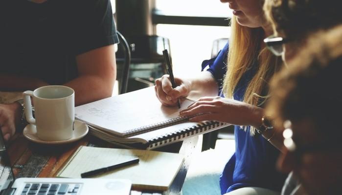 Maturità 2020, sostengono esame al posto della compagna deceduta