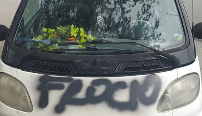 Insulti sulla macchina di attivista LGBT+: il gesto omofobo a Catanzaro